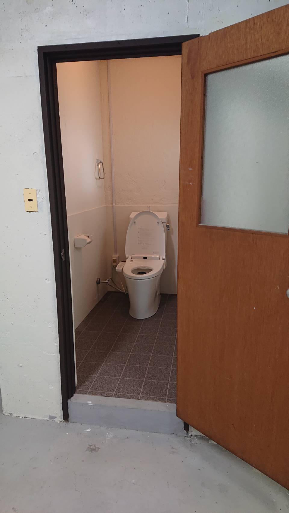 和式トイレ→洋式トイレ リフォーム工事 広島でレンジフード清掃や網戸張り替え業者をお探しなら美善ハウジングまで